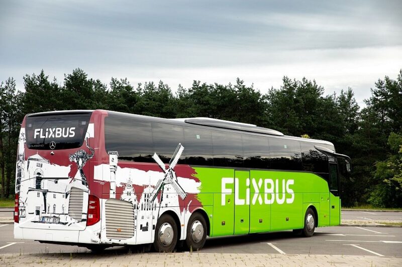 Autobus dla seniorów firmy Flixbus ze zniżką na przejazd