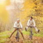 Małżeństwo seniorów na rowerze